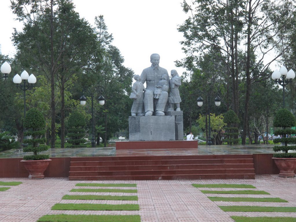 tượng đài bác hồ lagi