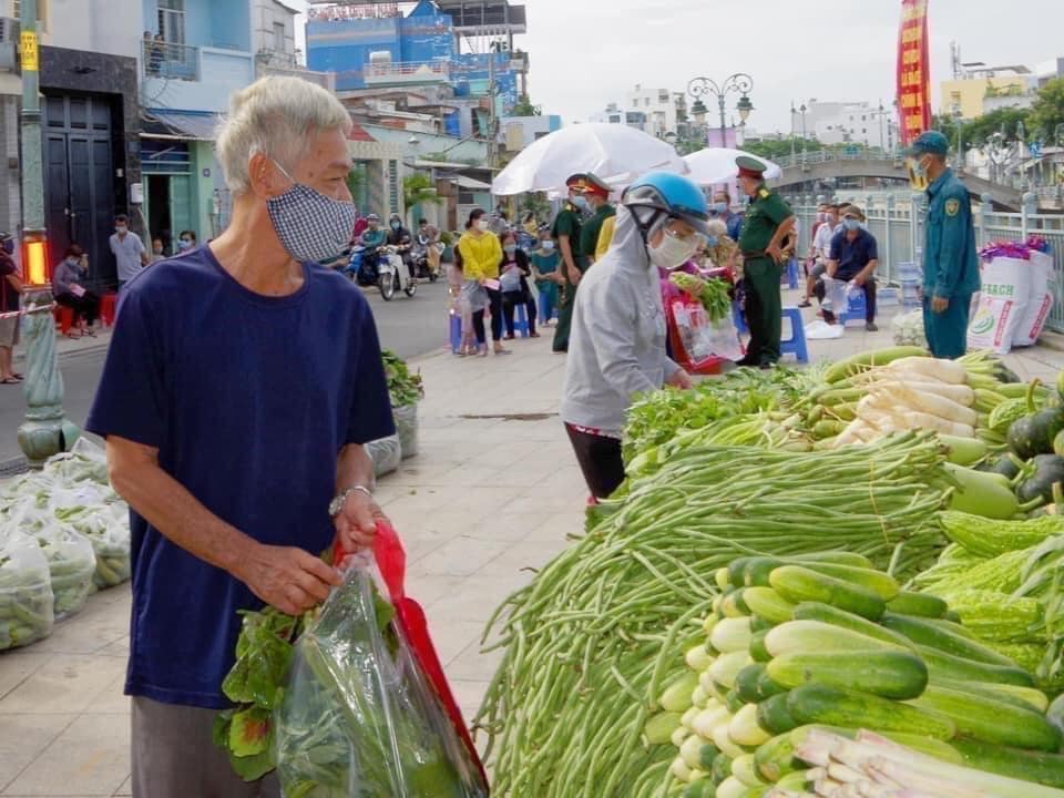 điểm phát rau hỗ trợ mùa dịch tại HCM